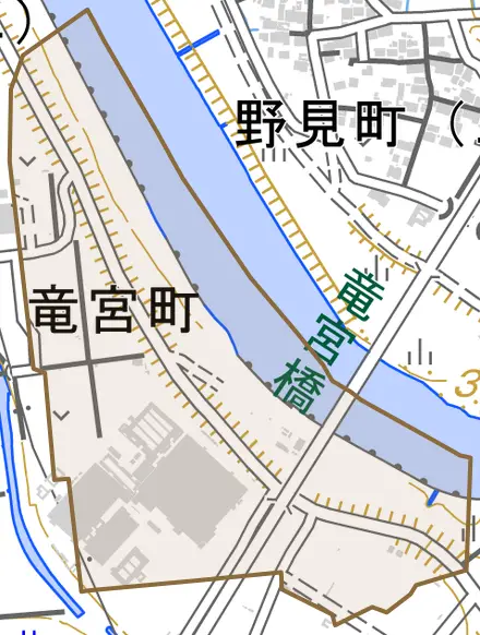 竜宮町とその周辺の地図。町の範囲を重ねている
