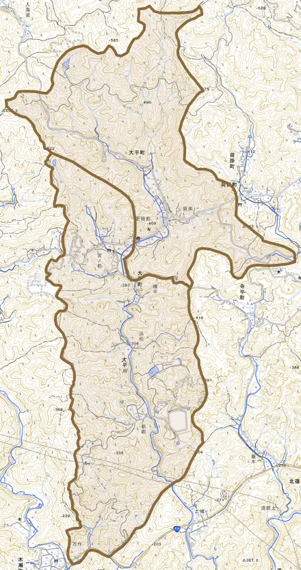 大平町とその周辺の地図。町の範囲を重ねている