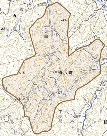 伯母沢町とその周辺の地図。町の範囲を重ねている