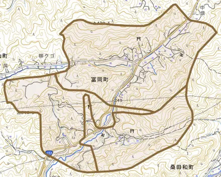 富岡町とその周辺の地図。町の範囲を重ねている