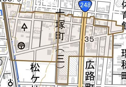 十塚町とその周辺の地図。町の範囲を重ねている