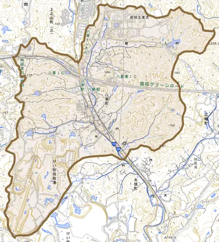 八草町とその周辺の地図。町の範囲を重ねている