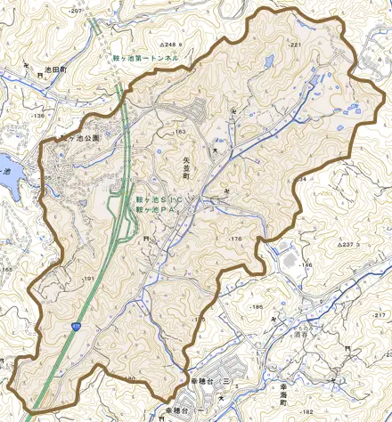 矢並町とその周辺の地図。町の範囲を重ねている