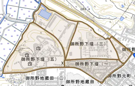 御所野下堤とその周辺の地図。町の範囲を重ねている