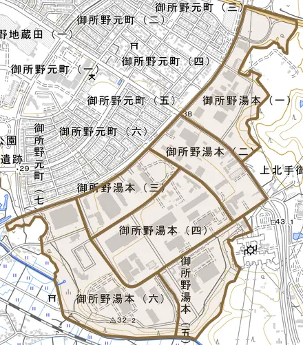 御所野湯本とその周辺の地図。町の範囲を重ねている