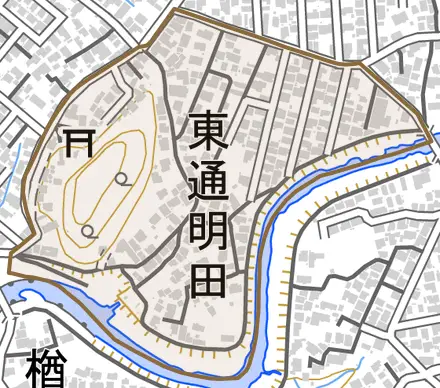 東通明田とその周辺の地図。町の範囲を重ねている