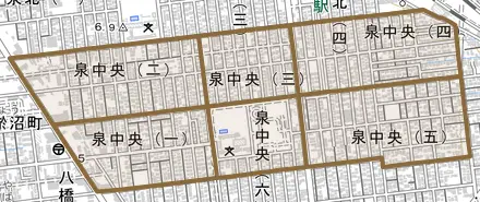 泉中央とその周辺の地図。町の範囲を重ねている