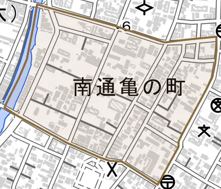 南通亀の町とその周辺の地図。町の範囲を重ねている