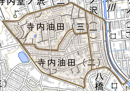 寺内油田とその周辺の地図。町の範囲を重ねている