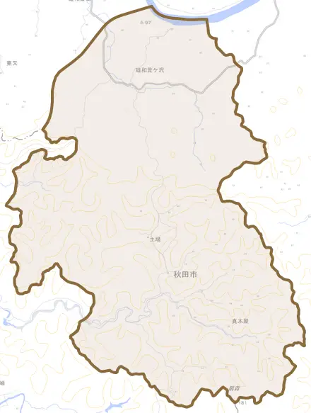 雄和萱ケ沢とその周辺の地図。町の範囲を重ねている