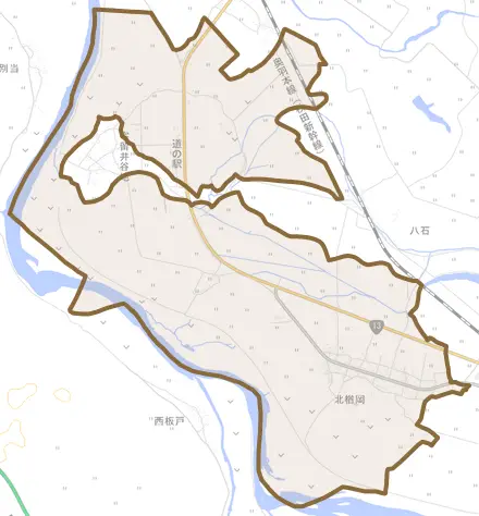 北楢岡とその周辺の地図。町の範囲を重ねている