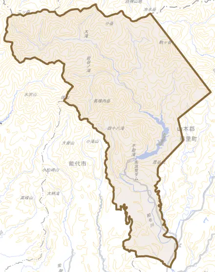 粕毛とその周辺の地図。町の範囲を重ねている