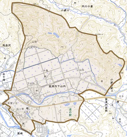富津内下山内とその周辺の地図。町の範囲を重ねている