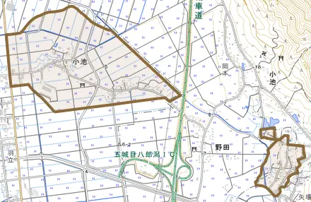 小池とその周辺の地図。町の範囲を重ねている