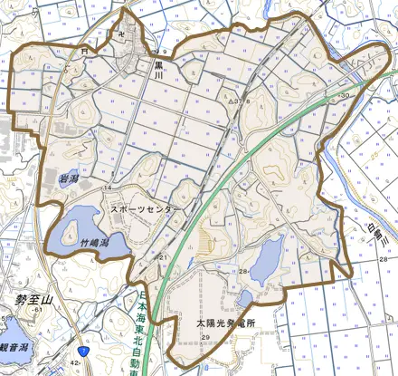 黒川とその周辺の地図。町の範囲を重ねている