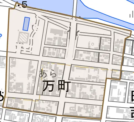万町とその周辺の地図。町の範囲を重ねている