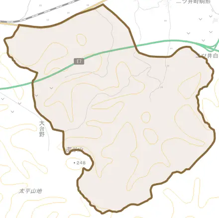二ツ井町飛根とその周辺の地図。町の範囲を重ねている