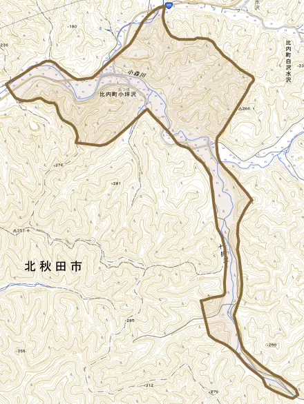比内町小坪沢とその周辺の地図。町の範囲を重ねている