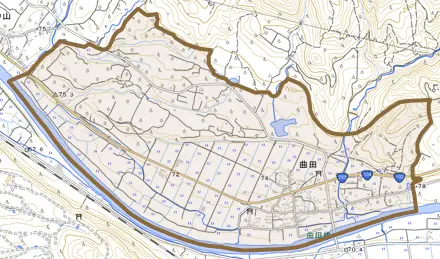 曲田とその周辺の地図。町の範囲を重ねている