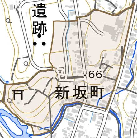 新坂町とその周辺の地図。町の範囲を重ねている