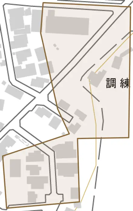 調練場とその周辺の地図。町の範囲を重ねている