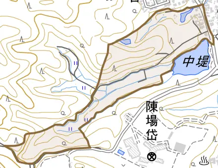 小防ヶ沢とその周辺の地図。町の範囲を重ねている