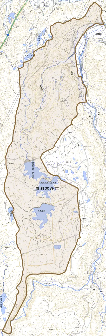 町村とその周辺の地図。町の範囲を重ねている