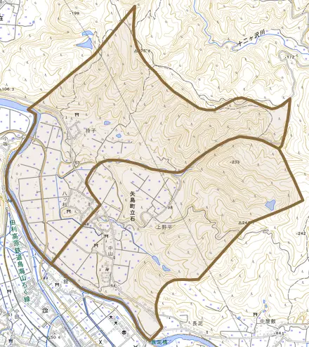 矢島町立石とその周辺の地図。町の範囲を重ねている