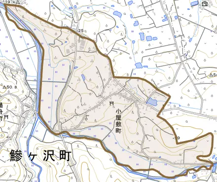 大字小屋敷町とその周辺の地図。町の範囲を重ねている