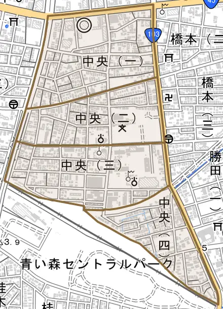 中央とその周辺の地図。町の範囲を重ねている