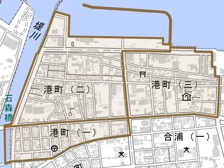 港町とその周辺の地図。町の範囲を重ねている