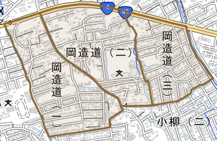 岡造道とその周辺の地図。町の範囲を重ねている