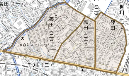 篠田とその周辺の地図。町の範囲を重ねている