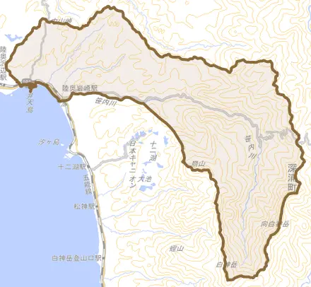 大字岩崎とその周辺の地図。町の範囲を重ねている