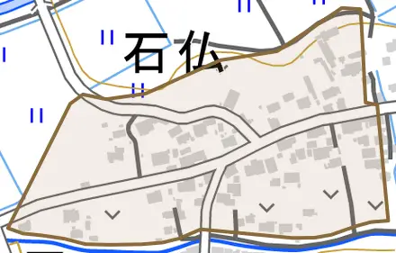 字石仏とその周辺の地図。町の範囲を重ねている