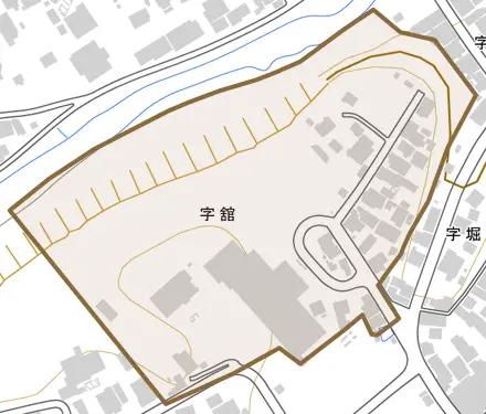字舘とその周辺の地図。町の範囲を重ねている