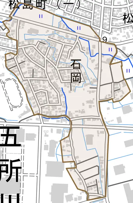 大字石岡とその周辺の地図。町の範囲を重ねている
