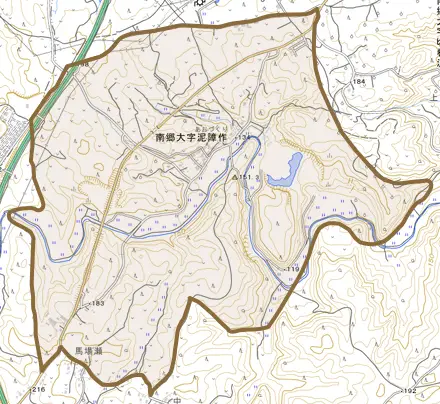 南郷大字泥障作とその周辺の地図。町の範囲を重ねている