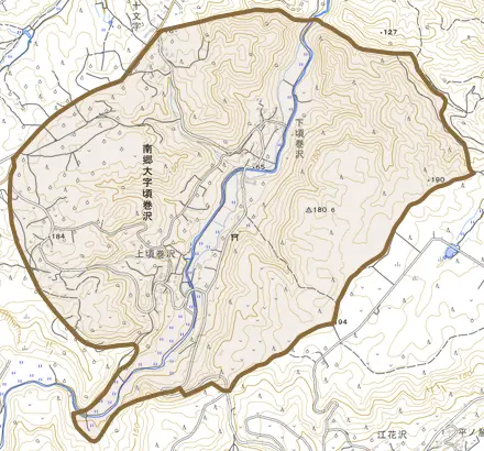 南郷大字頃巻沢とその周辺の地図。町の範囲を重ねている