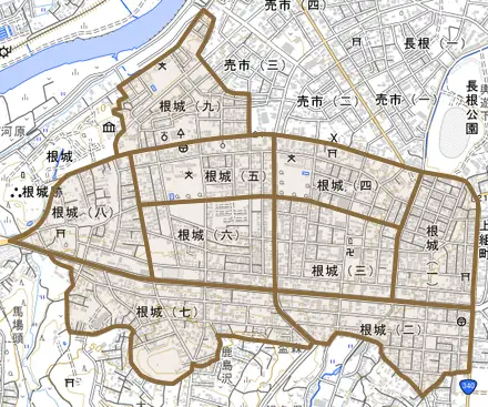 根城とその周辺の地図。町の範囲を重ねている
