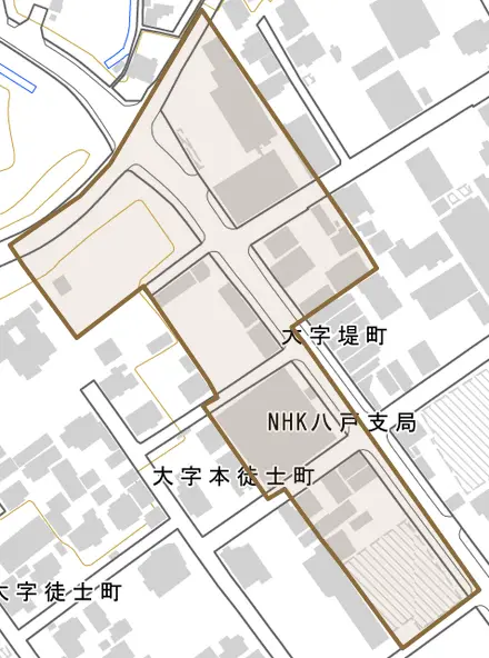 大字堤町とその周辺の地図。町の範囲を重ねている