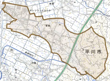 新館とその周辺の地図。町の範囲を重ねている