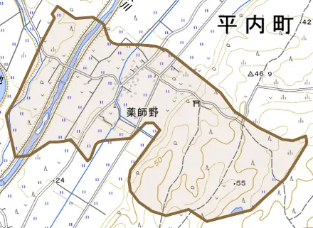大字薬師野とその周辺の地図。町の範囲を重ねている
