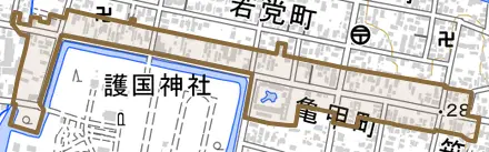 大字亀甲町とその周辺の地図。町の範囲を重ねている