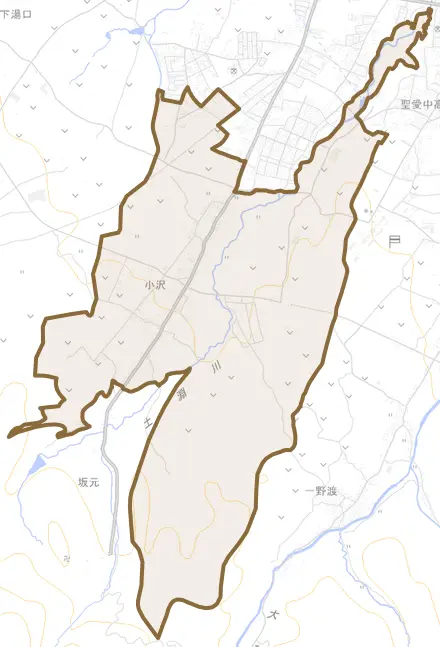 大字小沢とその周辺の地図。町の範囲を重ねている