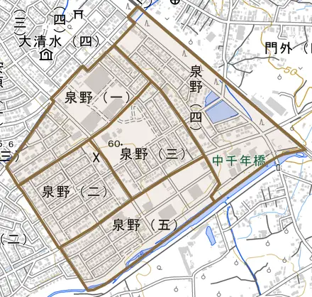 大字泉野とその周辺の地図。町の範囲を重ねている