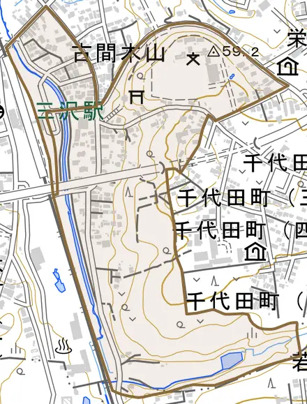 字古間木山とその周辺の地図。町の範囲を重ねている