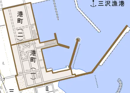 港町とその周辺の地図。町の範囲を重ねている