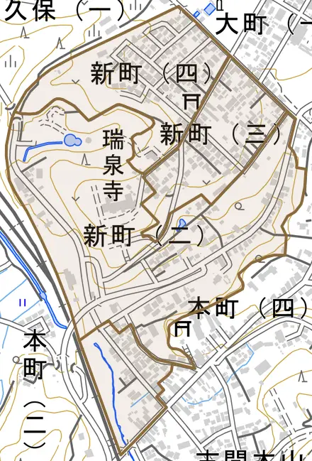 新町とその周辺の地図。町の範囲を重ねている