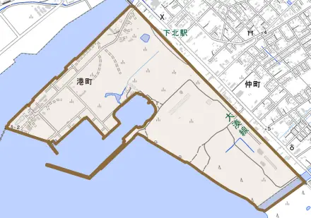 港町とその周辺の地図。町の範囲を重ねている